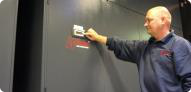 Monteur bij close control unit